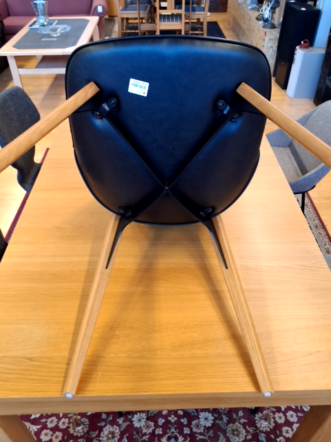 Dan form stol med læder skal og træ ben